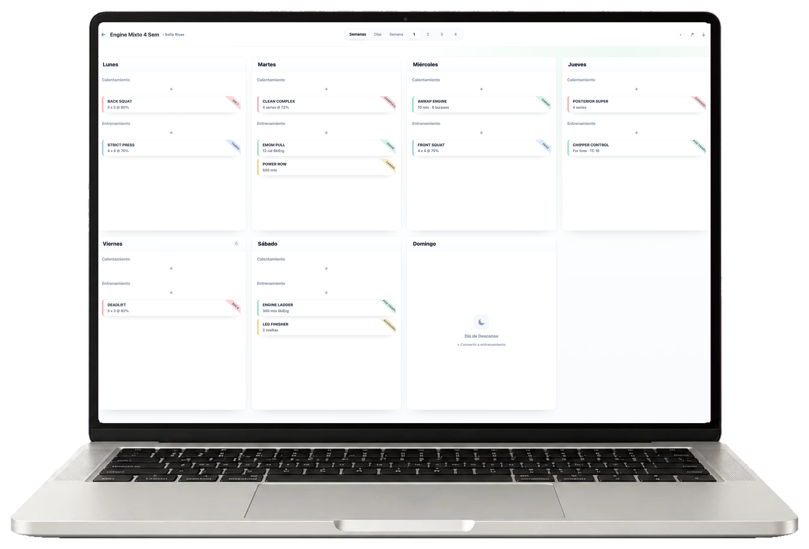 Mockup de MacBook con AI Coach en el editor semanal